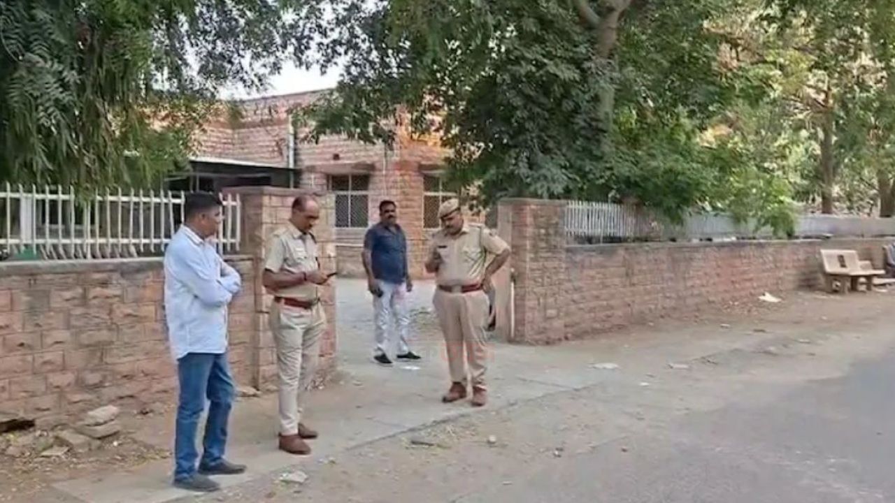 বিচার না পেয়ে বড়বোনের পর এবার ছোটবোনেরও আত্মহত্যা